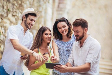Genç turistler eğleniyor birlikte dijital tablet kullanarak seyahat