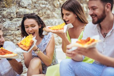 Genç arkadaşlar pizza yemek city seyahat ederken