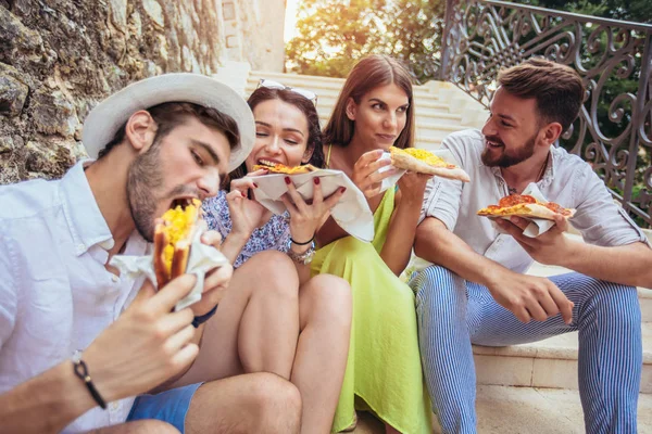 Dois Casais Adoráveis Comendo Pizza Cidade — Fotografia de Stock