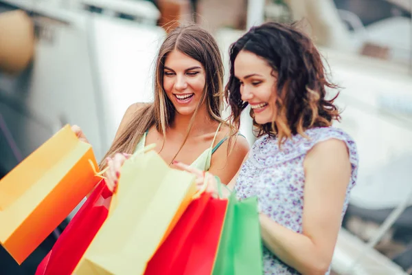 Young Female Friends Walking Harbor Holding Shopping Bags — Stock Photo, Image