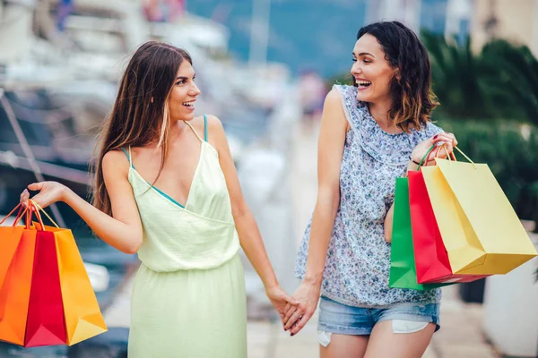 Young Female Friends Walking Harbor Holding Shopping Bags — Stock Photo, Image