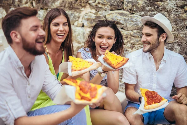 Gelukkige Mensen Eten Fastfood Stad Onderweg — Stockfoto