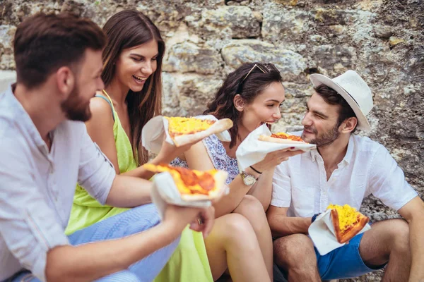 Lykkelige Mennesker Spiser Fast Food Byen Mens Reise – stockfoto