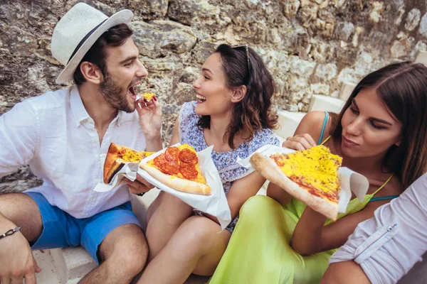 Szczęśliwi Ludzie Jedzenie Fast Food Mieście Podczas Podróży — Zdjęcie stockowe