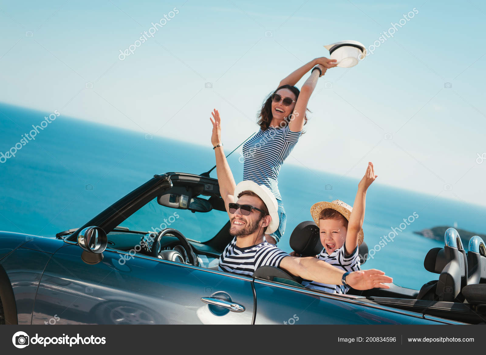 幸せな家族は 海に車で旅行します カブリオレの楽しみを持つ人 夏の休暇の概念 ストック写真 C Adriaticphoto 幸せな家族は 海に車で旅行します カブリオレの楽しみを持つ人 夏の休暇の概念 ストック写真 C Adriaticphoto