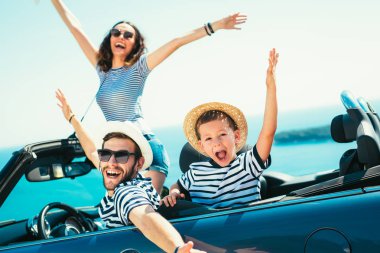 Mutlu aile denize araba ile seyahat. İnsanlar cabriolet eğleniyor. Yaz tatil kavramı