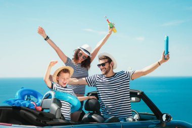 Mutlu aile denize araba ile seyahat. İnsanlar cabriolet eğleniyor. Yaz tatil kavramı