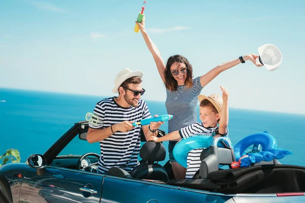 Feliz Viagem Família Carro Para Mar Pessoas Divertirem Cabriolet Conceito — Fotografia de Stock