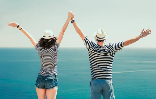 Coppia Romantica Rilassante Godendo Della Vista Sul Bellissimo Mare — Foto Stock