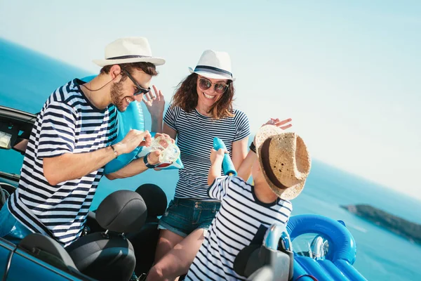 Счастливая Семейная Поездка Машине Морю Люди Веселятся Кабриолете Летние Каникулы — стоковое фото