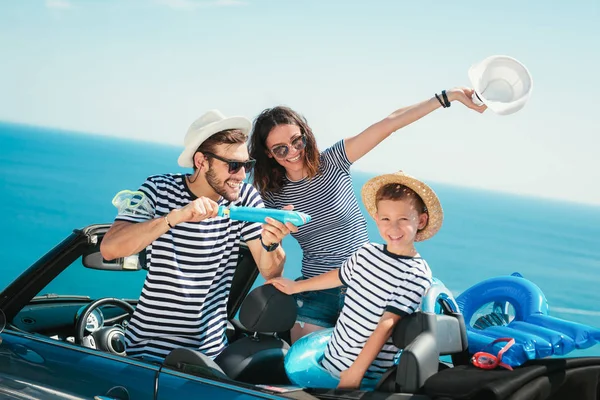 幸福的家庭乘汽车去大海 人们在开心的敞蓬车 夏季度假概念 — 图库照片