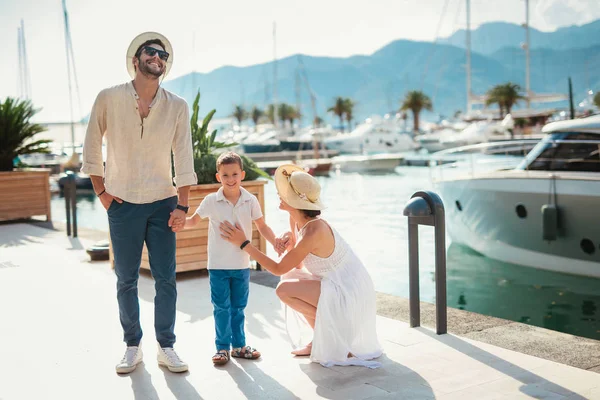 Familia Feliz Divirtiéndose Vacaciones Frente Barco — Foto de Stock