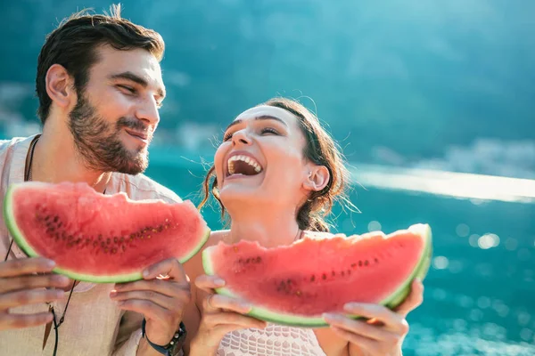 Vrolijk Paar Met Plakjes Watermeloen — Stockfoto