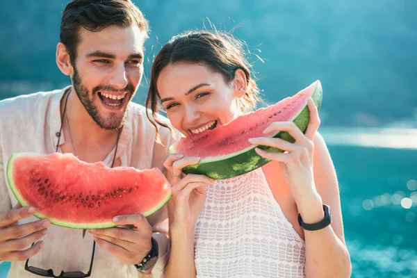 Neşeli çift ellerinde karpuz dilimleri