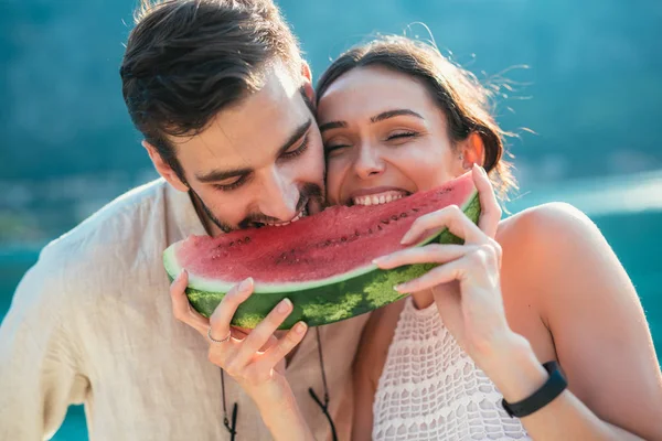 Neşeli çift ellerinde karpuz dilimleri