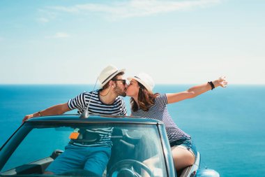 Genç bir çift deniz Cabrio araba poz