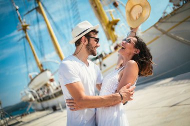 Genç çift Yelkenli ile liman tarafından arka plan üzerinde yürüme