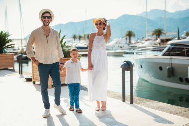 Mutlu aile tatil tekne önünde eğleniyor