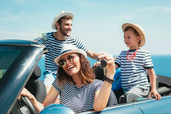 Feliz Viagem Família Divertindo Carro Cabriolet Perto Mar — Fotografia de Stock