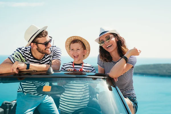 Gelukkige Familie Reizen Plezier Cabriolet Auto Buurt Van Zee — Stockfoto