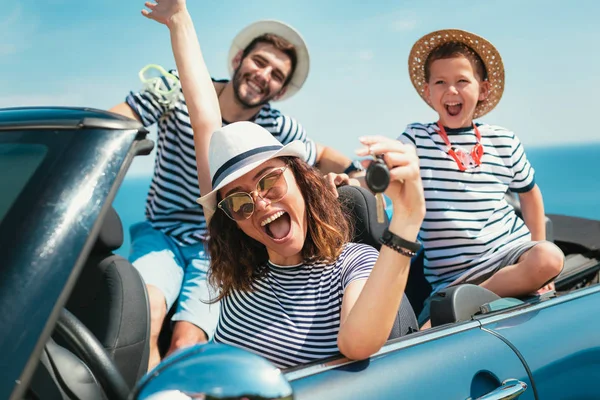 Feliz Viagem Família Divertindo Carro Cabriolet Perto Mar — Fotografia de Stock