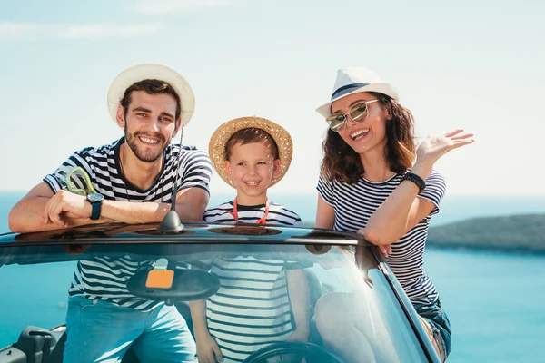 愉快的家庭旅行和乐趣在敞篷车汽车附近海 — 图库照片