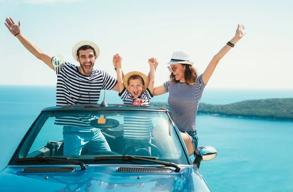 Feliz Viagem Família Divertindo Carro Cabriolet Perto Mar — Fotografia de Stock