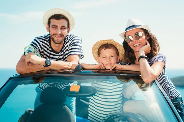 Mutlu aile seyahat ve sahip eğlenceli deniz kenarında cabriolet arabada