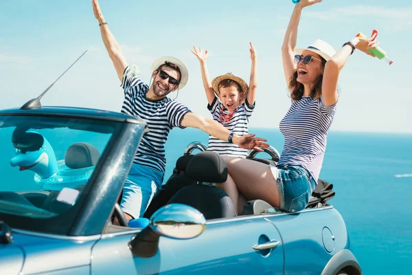 Feliz Viaje Familiar Divertirse Coche Cabriolet Cerca Del Mar — Foto de Stock