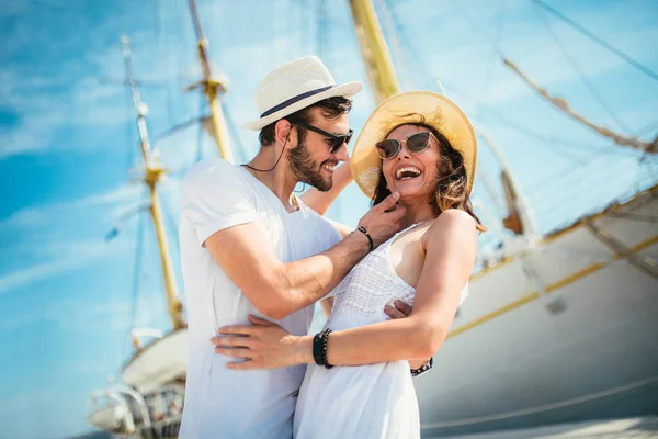 Junges Paar Spaziert Mit Segelbooten Hintergrund Durch Den Hafen — Stockfoto