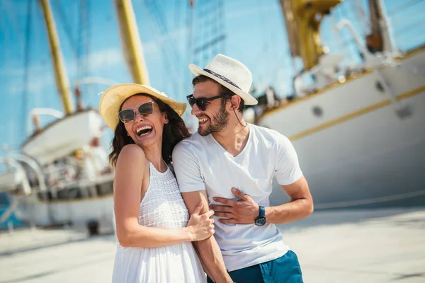 Junges Paar Spaziert Mit Segelbooten Hintergrund Durch Den Hafen — Stockfoto