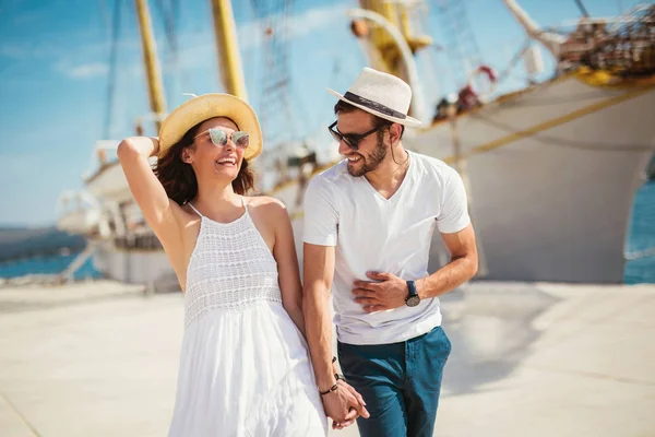 Jong Koppel Wandelen Door Harbor Met Zeilboten Achtergrond — Stockfoto