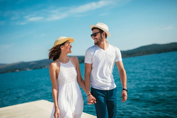 Jovem Casal Sorrindo Andando Rindo Praia — Fotografia de Stock