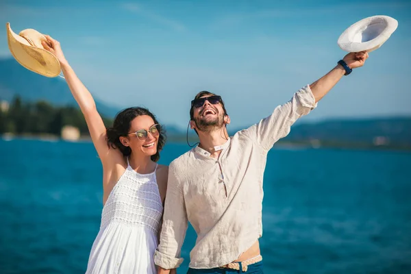 Jovem Casal Sorrindo Andando Rindo Praia — Fotografia de Stock