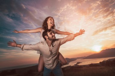 Genç çift eğlenceli gün batımında Boka körfezde geçiriyoruz.