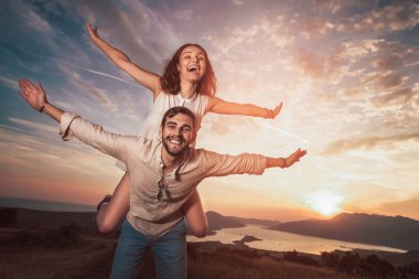 Genç çift eğlenceli gün batımında Boka körfezde geçiriyoruz.