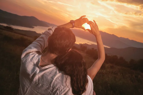 Ζευγάρι Έρωτα Καρδιά Σχήμα Χέρια Στο Ηλιοβασίλεμα Στον Κόλπο Boka — Φωτογραφία Αρχείου