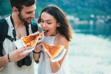Sokakta pizza yemek turist mutlu çift