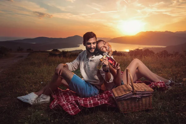 Ungt Par Som Har Det Gøy Piknik Ved Solnedgang Boka – stockfoto