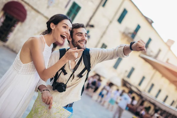 Couple Souriant Touristes Marchant Avec Carte Ville — Photo