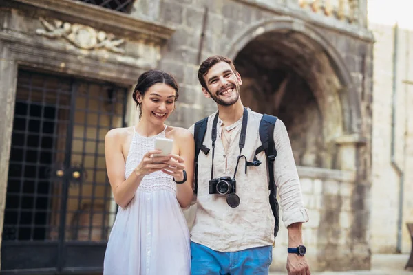 Voyager Couple Touristes Promener Dans Vieille Ville Utilisant Smartphone — Photo