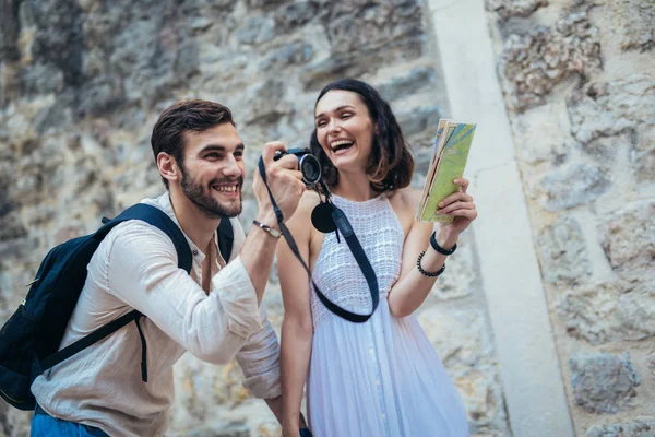 Ζευγάρι Των Τουριστών Εξερευνήσετε Νέα Πόλη Μαζί Χαμογελώντας Και Κάνοντας — Φωτογραφία Αρχείου