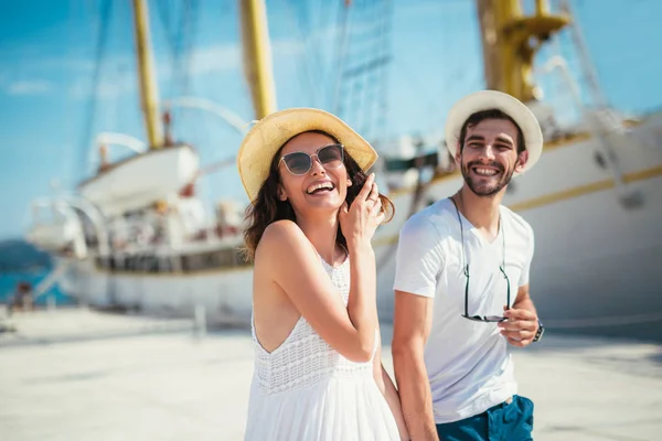 Jong Koppel Wandelen Door Harbor Met Zeilboten Achtergrond — Stockfoto