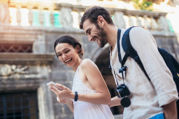 Voyager Couple Touristes Promener Dans Vieille Ville Utilisant Smartphone — Photo