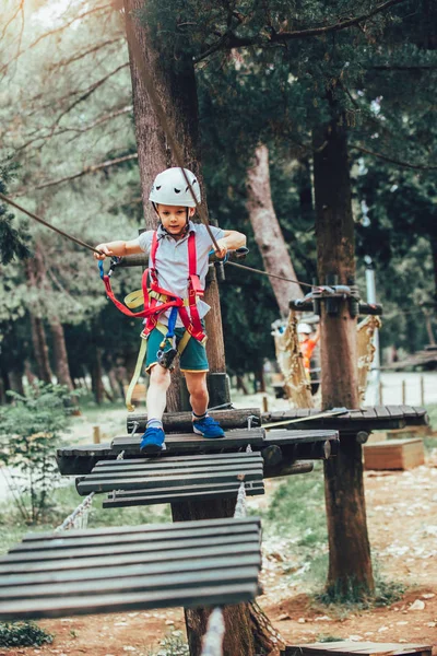 Niño Pequeño Escalando Parque Actividades Aventura Con Casco Equipo Seguridad — Foto de Stock