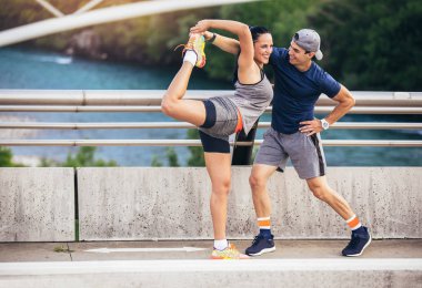Fitness, spor, insanlar ve yaşam tarzı kavramı - erkek ve kadın açık havada egzersiz