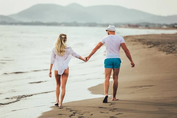 Romantyczna Para Zabawy Plaży Szczęśliwa Para Uruchomiona Plaży Zachodzie Słońca — Zdjęcie stockowe