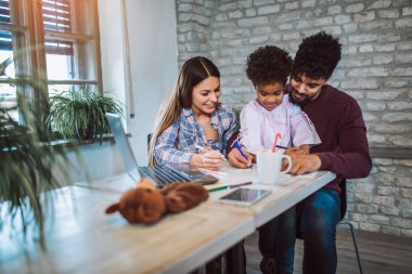 Annem ve babam onların kızı ile çizim. Kız ve karışık yarış veliler evde eğlenmek.