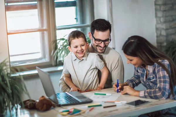 Çizim birlikte evde, eğleniyor gülümseyen aile