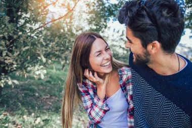 Mutlu çift gülen ve having fun açık havada aşk.